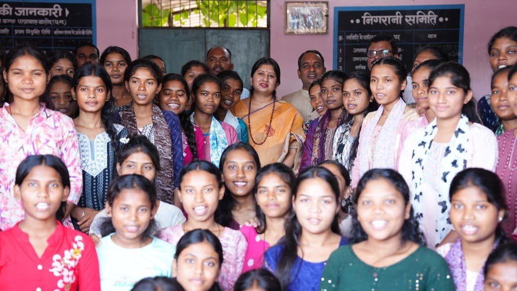 बालोद के आदिवासी कन्या छात्रावास का डॉ. वर्णिका शर्मा ने किया औचक निरीक्षण