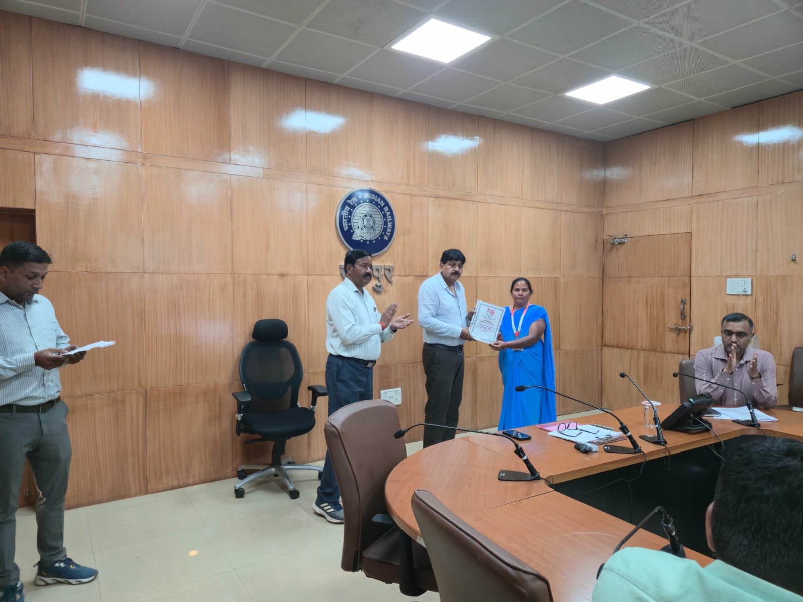 रायपुर रेल मंडल में संरक्षा के प्रति सजग रेलकर्मियों को  मंडल रेल प्रबंधक दयानंद ने सम्मानित किया