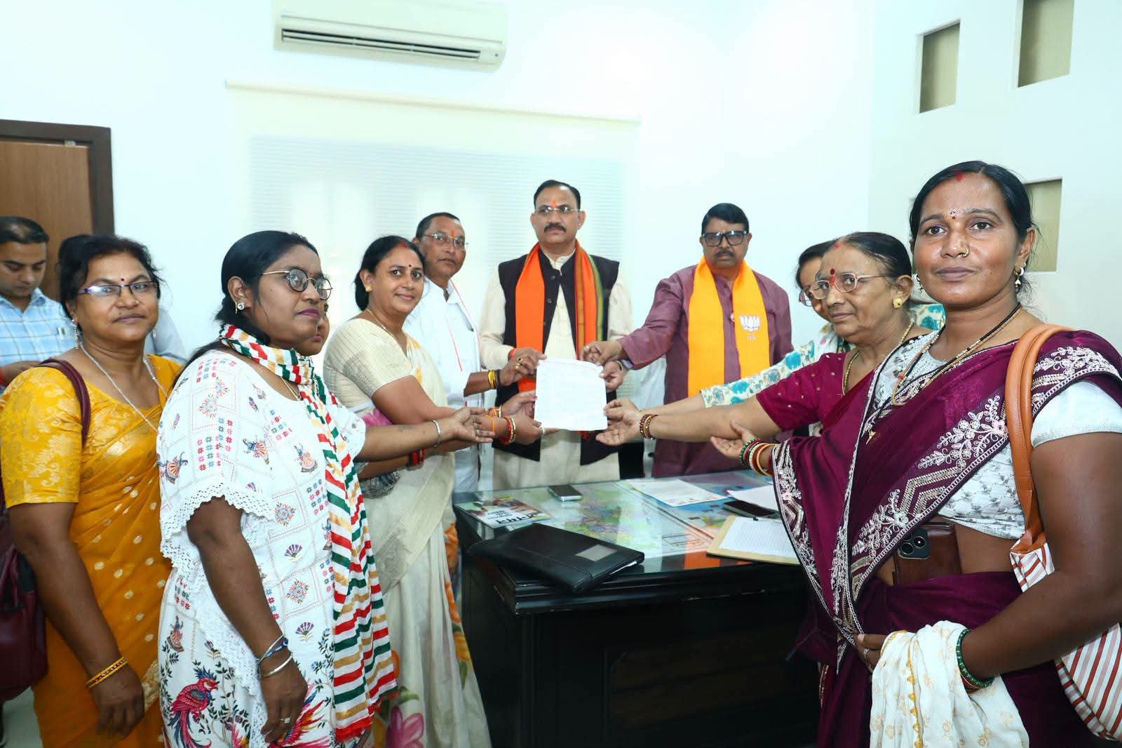 सहयोग केंद्र में स्वास्थ्य मंत्री श्यामबिहारी जायसवाल ने किया कार्यकर्ताओं से संवाद